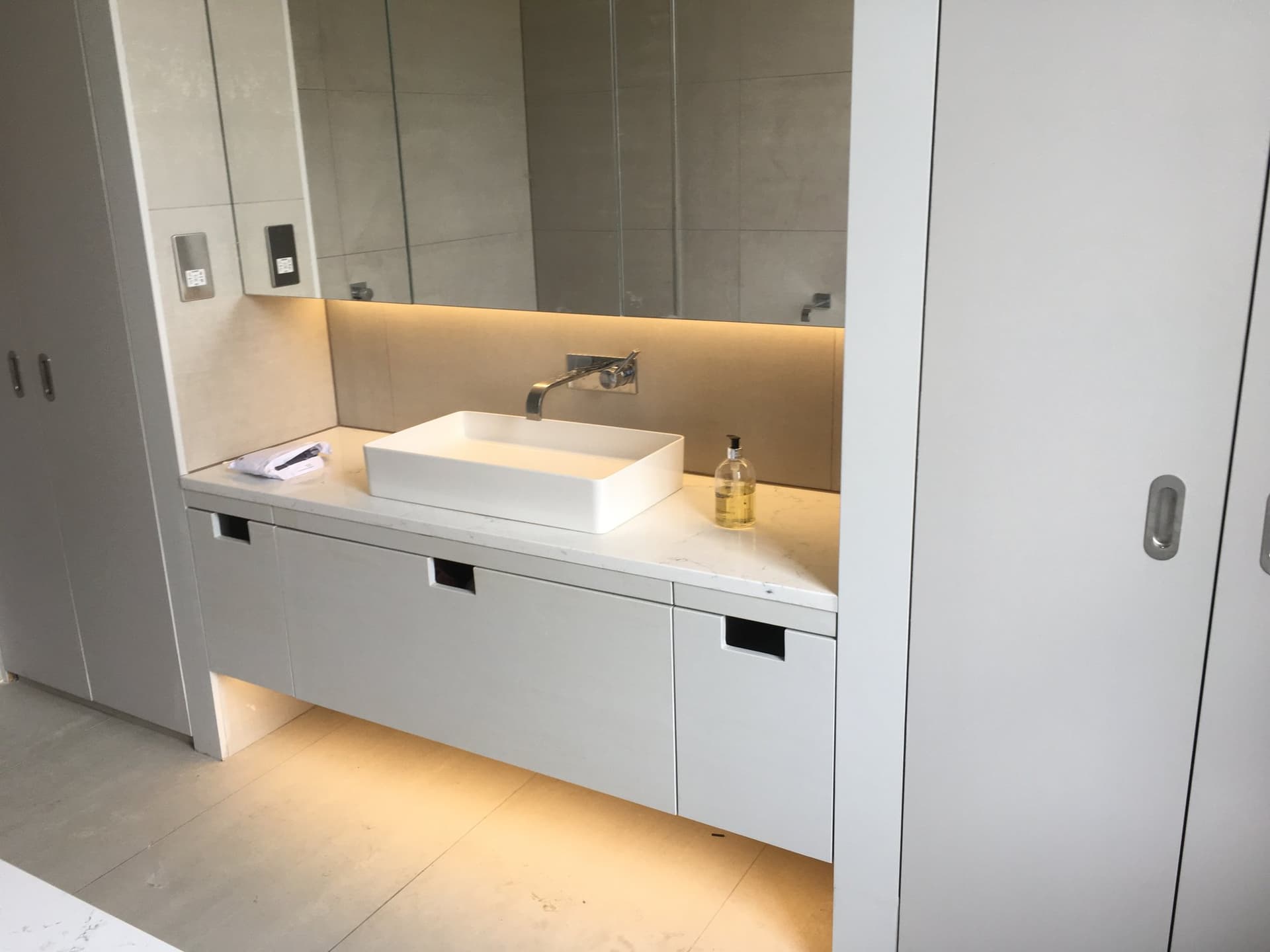 Floating vanity unit with a rectangular vessel sink